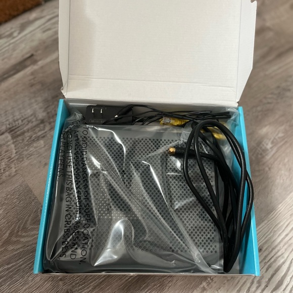 Motorola Cable Modem Plus Wifi Router - Picture 3 of 3